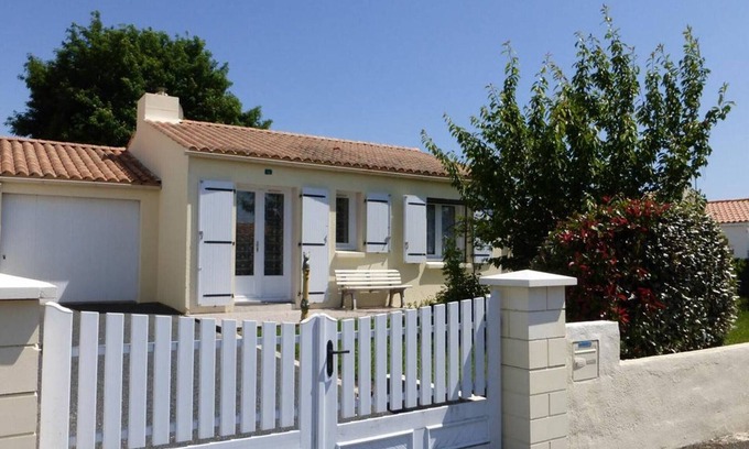 Landevieille House | 3-room house, 5 sleeps in Landevieille, terrace, Wi-Fi