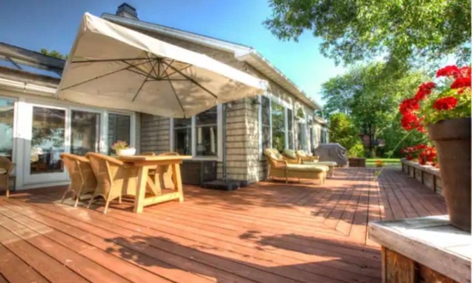 St. Albans House | 3 Sheds on the Lake - Lakefront Home