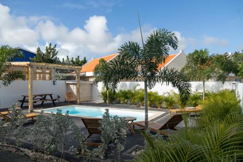 Willemstad Apartment | 3 slaapkamer appartementen met gedeelde zwembad, tropische tuin en vlakbij Jan Thiel en Mambo beach