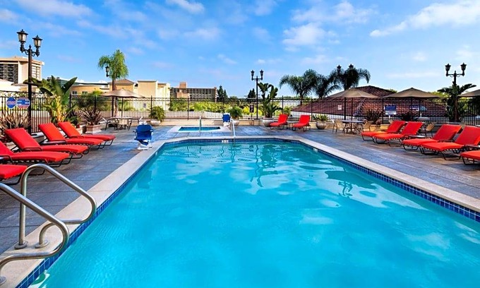 Anaheim Resort Hotel | 3-Star Hotel ∙ DoubleTree Suites By Hilton Anaheim Resort/Convention Center