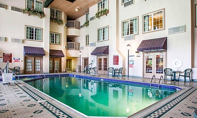 Oak Creek Hotel | 3-Star Hotel ∙ Comfort Suites Milwaukee Airport