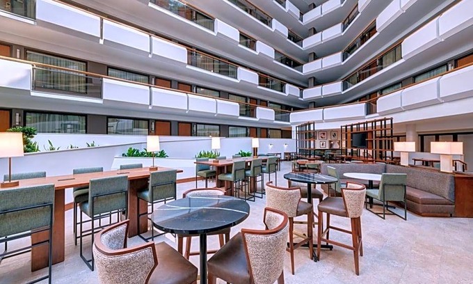Tysons Hotel | 3-Star Hotel ∙ Embassy Suites Tysons Corner