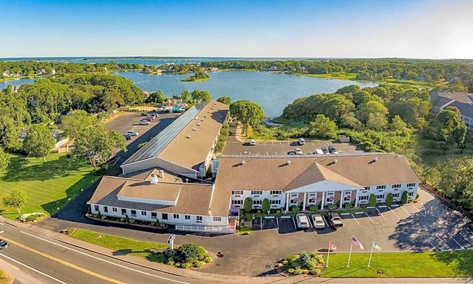 West Yarmouth Hotel | 3-Star Hotel ∙ Bayside Resort Hotel