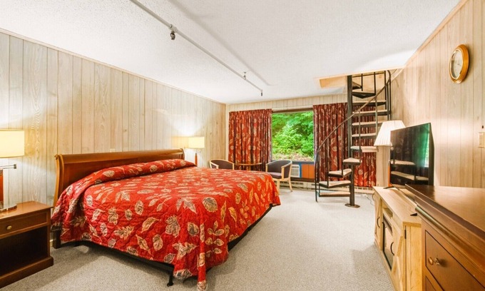 Stoneham Cabin | 3-Story Retreat Spiral Staircase –Wildlife, Lakes, Hiking & More