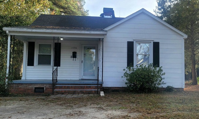 Kinston House | 3 Sunflower Serenity Retreat 3 bedroom 1.5 bathroom, kitchen, laundry and shed