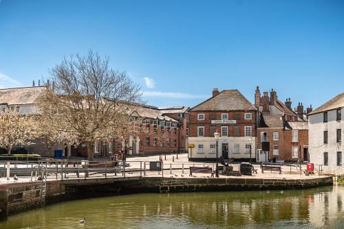 Newport Apartment | 3, The Dolphin, 49 Quay Street - Stunning apartment - Quintessential - Quay views - Sleeps 2-4 people