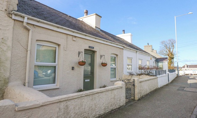 Pen-y-sarn Cottage | 3 TYN GIAT, family friendly, with open fire in Amlwch