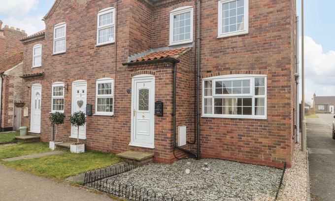 Weaverthorpe House | 3 WILSON COTTAGES, pet friendly, with hot tub in Weaverthorpe