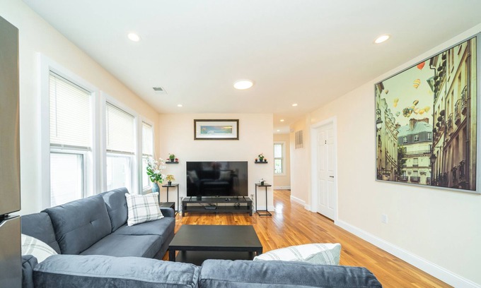 Meeting House Hill Apartment | 30/3 - 3BR Boston - Cozy Apt near Franklin Park Zoo
