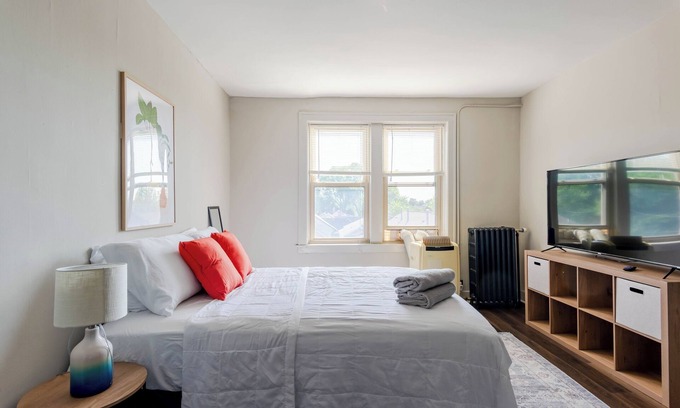 Dearborn Apartment | 30+Day/Work-Friendly Space for Nurses & Travelers