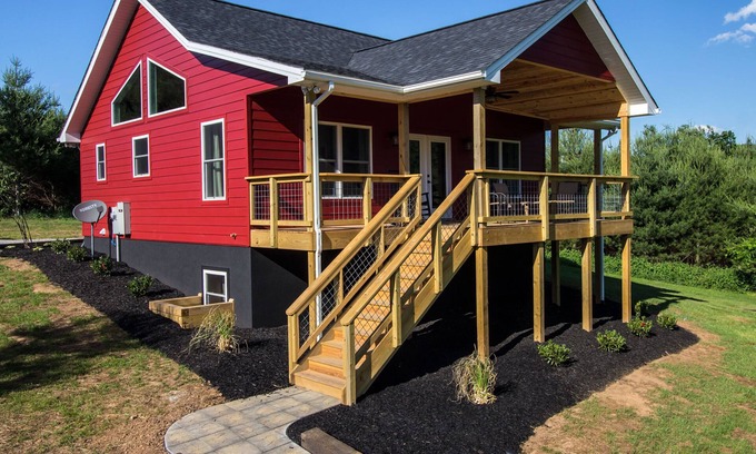 Pearisburg Cottage | 30 min to Blacksburg - Red Pine on Walker Creek