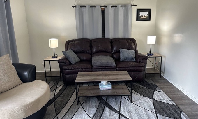 Frankfort House | 30 minutes from downtown Chicago!