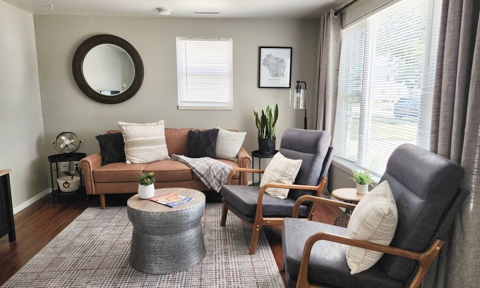 Little Chute House | 30 minutes to EAA! 10 minutes to downtown Appleton! Dog friendly!