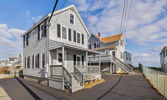 Wells Beach House | 30 SECONDS TO BEACH: OCEAN VIEWS:HEAR THE SURF: THAT CLOSE: GREAT BEACH ACCESS