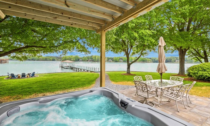Troutman House | 300 Degree Views, NEW HotTub, Firepit, Lighthouse