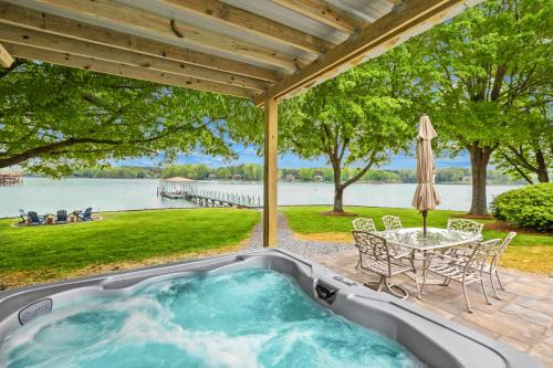 Troutman House | 300 Degree Views, NEW HotTub, Firepit, Lighthouse