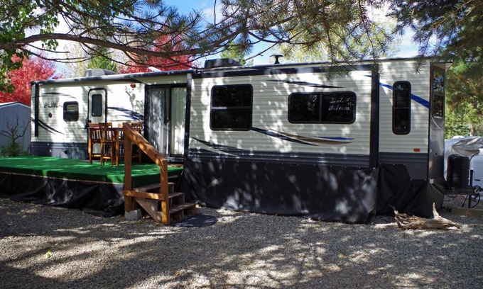 Cascade House | 300 feet from Payette river