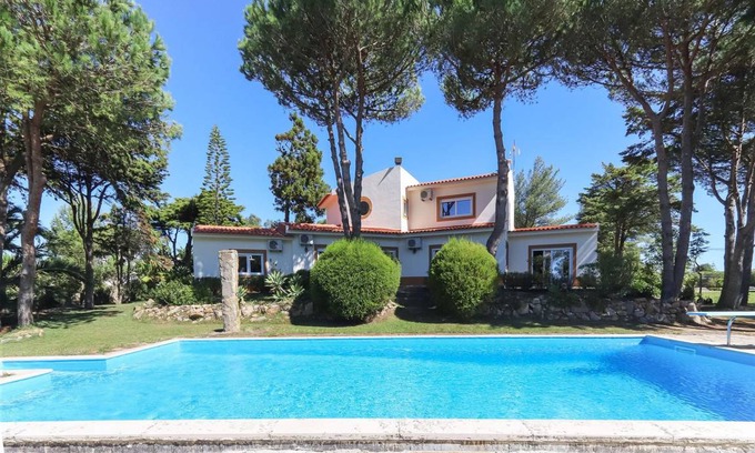 Sintra Villa | 300 m² Villa ∙ 3 bedrooms ∙ 8 guests