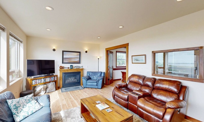 Ilwaco House | 3000 sq ft private home with bay views, pool table, firepit, outdoor bar & grill