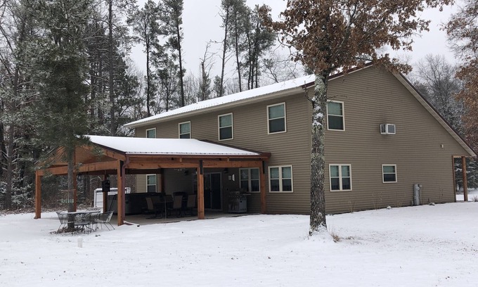 Athelstane House | 3000 sqft Custom Home, 7 BedRm with Loft, Hot tub, Covered Patio and Front Porch
