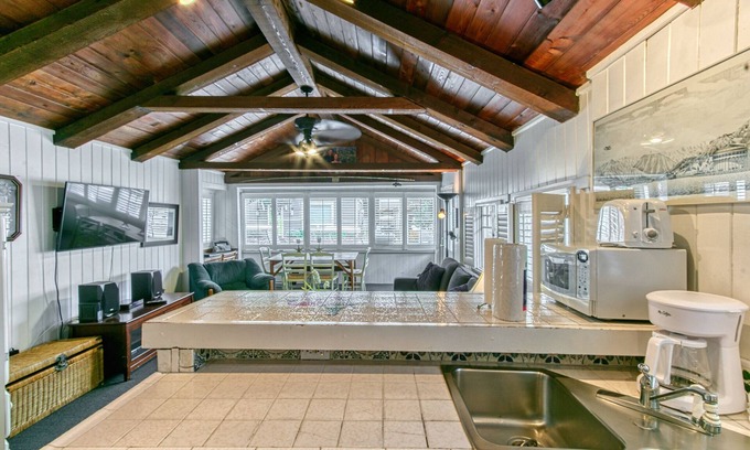 Avalon House | 304S: Budget-friendly Cottage, Open Floorplan Duplex, 2 Blocks to Beach, Shops +