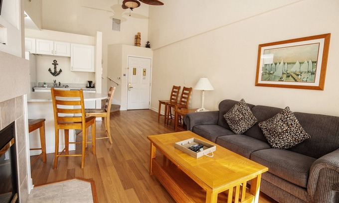 Delavan Lake Condo | 305 - Sunny 2 Bedroom/2 Level Condo Suite
