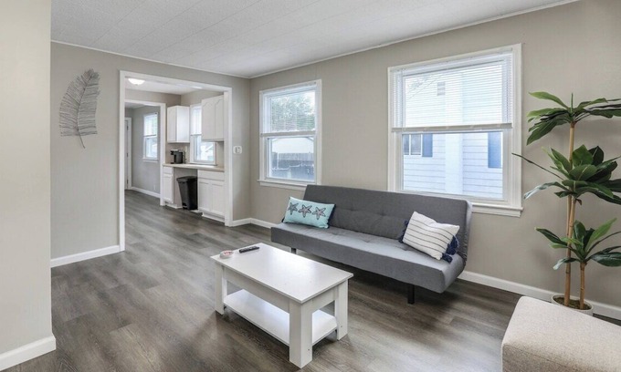 Detroit Beach House | 3057 · Cute cottage 2 block from lake