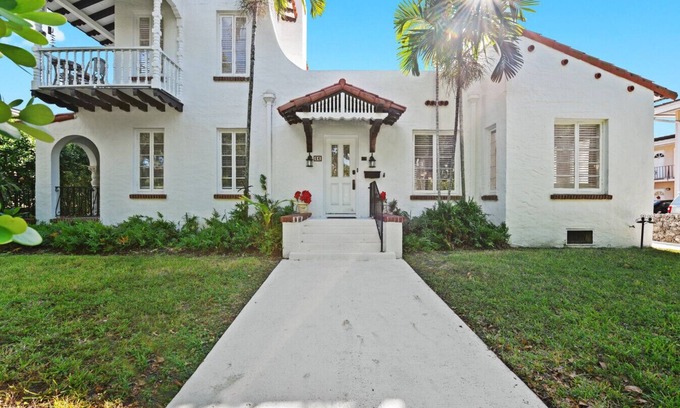 Douglas Apartment | 306 · Newly Renovated one-bdr with Patio