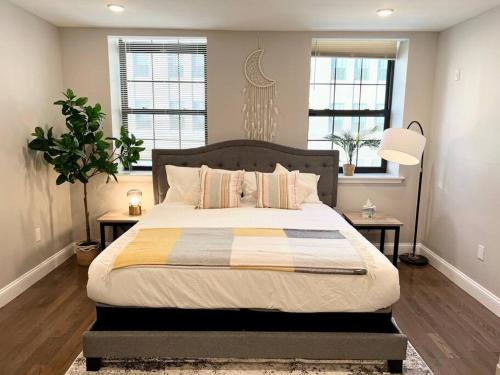 Logan Square Apartment | 308 Cozy and warm King Bed APT in center city