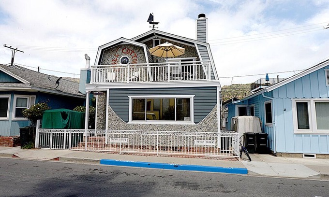 Avalon House | 309CE: Incredible Island Vacation Home, Min Away from Downtown, BBQ, Porch - 309