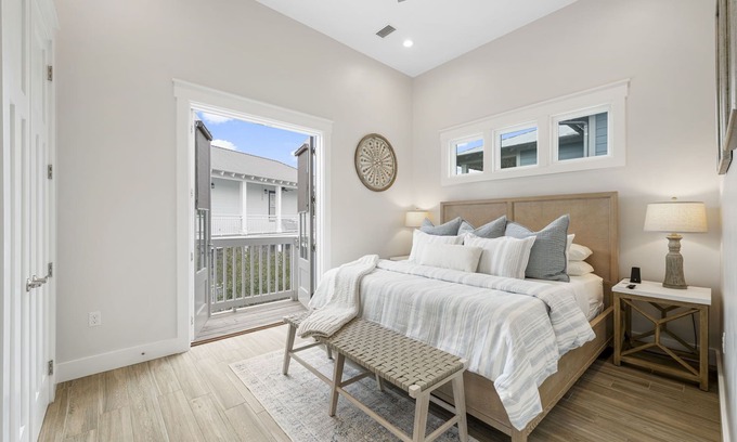Santa Rosa Beach House | 30A 1 BR- Luxury carriage house-PVT Beach-Beach Service-Pickle Ball- 2 E-Bikes