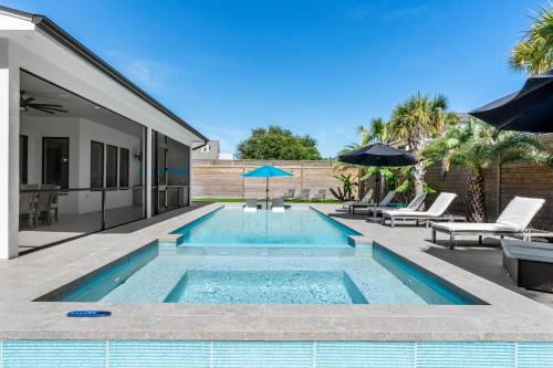 Gulfview Heights House | 30A Happy by the Sea by AvantStay Pool Golf Cart Bikes