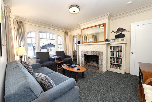 Avalon House | 316CA Upper 316 Catalina Upper