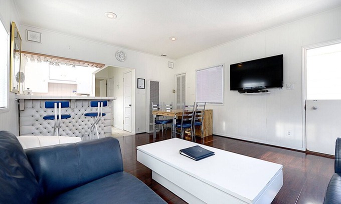 Avalon House | 319CE: Budget-friendly Cottage, 2.5 Blocks to Beach and Shops + WIFI