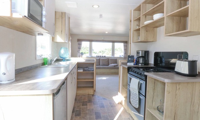 Fritton Cottage | 31A FOXBURROW HANG, pet friendly, with a garden in Belton, Norfolk