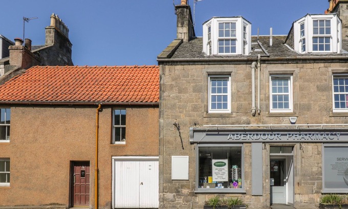 Aberdour Cottage | 32 HIGH STREET, family friendly, with a garden in Aberdour