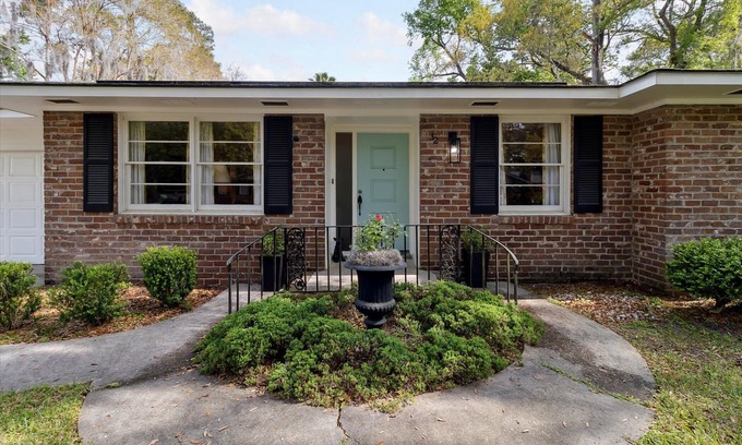 Isle of Hope Historic District House | 32 Romney Place: 3 BR, 2 BA House in Savannah, Sleeps 6