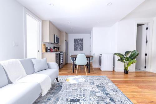 Williamsburg Apartment | 323-2 Specious 2BR Williamsburg