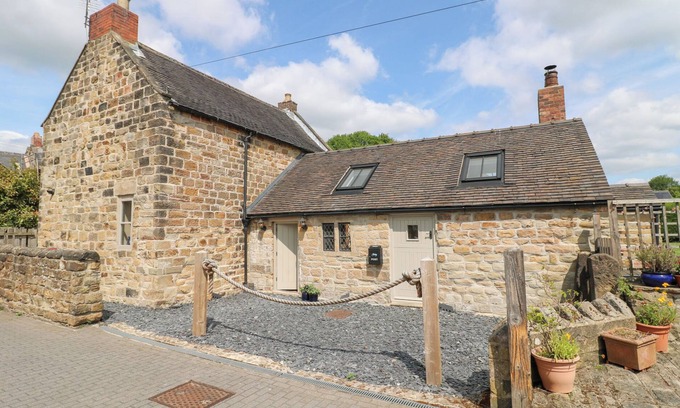 Alfreton Cottage | 33 MAIN ROAD, pet friendly, with open fire in Higham, Derbyshire