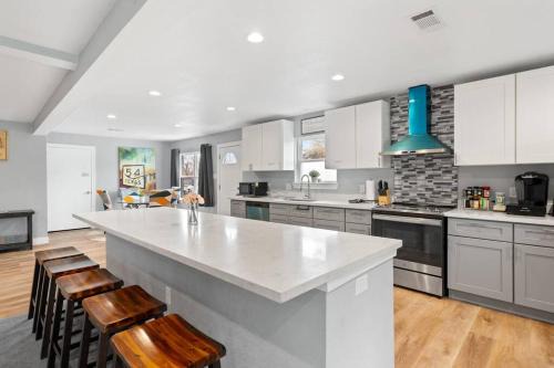 Southeast Houston House | 3300 sq Spacious Kitchen & Living Spaces (5 TVs)