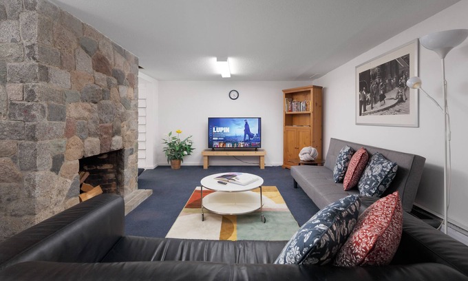 Lynn Valley Apartment | 3340 Duval Rd N-Van