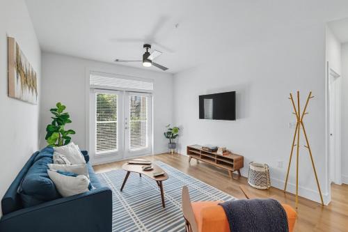 Fort Worth Apartment | 336 Chic 2B2B Near Stockyards, Resort Style Pool & Gym, Golf Simulator, 7M to Dickies Stadium, 15M to AT&T stadium