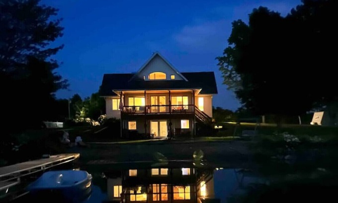 Lake Cottage | 336) Lake house with lake toys!