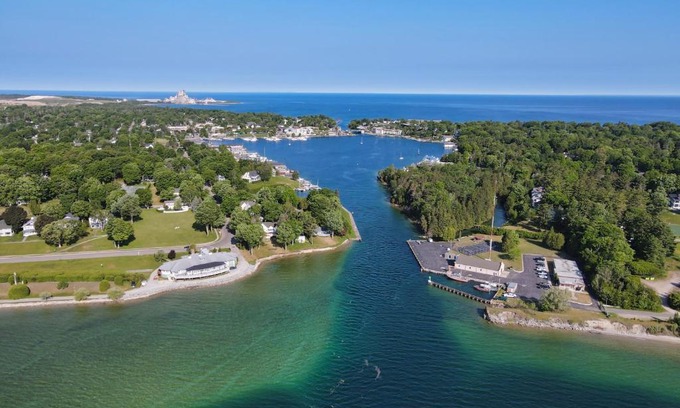 Charlevoix House | 344 Edgewater Inn