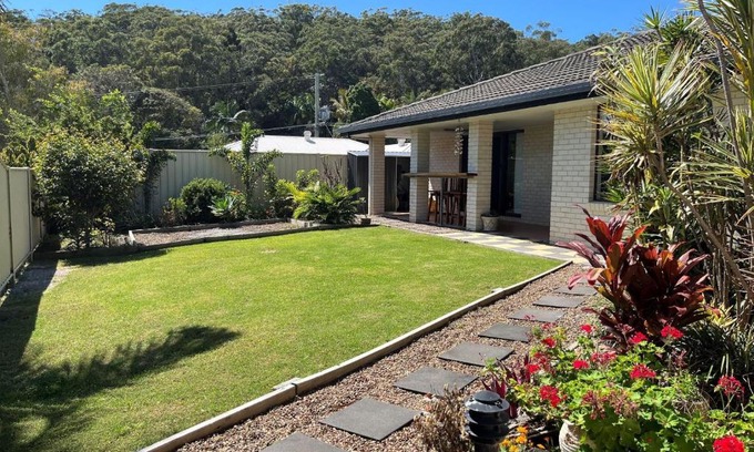 Rainbow Beach House | 35 Rumbalara Avenue Rainbow Beach Pool Aircon Pets Welome