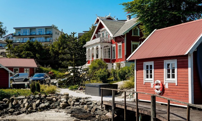 Godvik Apartment | "350" - Beautiful and cozy apartment with charm in historic villa by the sea.