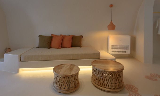 Megalochori House | 35m² Junior cave suite with terrace, kitchenette by Elements Suites