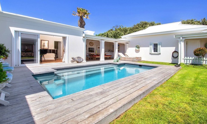 Robberg Beach Villa | 36 Beachy Head - Solar Power, Beachfront 4 Bd 4 Bt