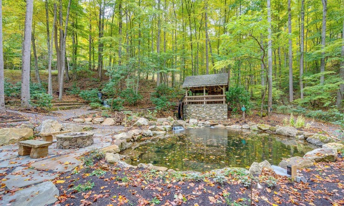 Mountain Air Apartment | 36 Mi to Asheville: Mtn-view Home in Burnsville!