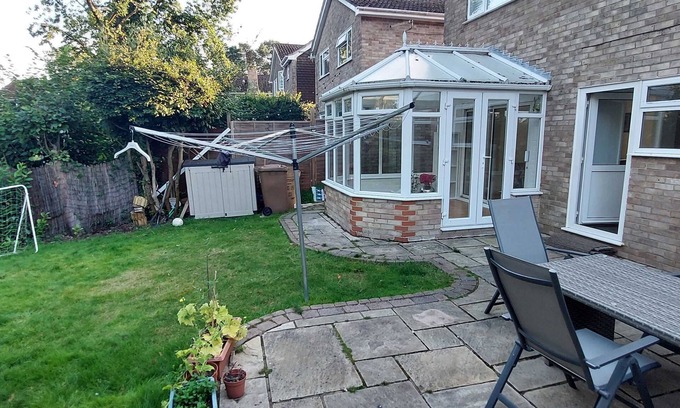 Sandhurst House | 360 GU4 Oaktree Way 13- Luxury 5 BDR 2 BA House with Parking in Sandhurst